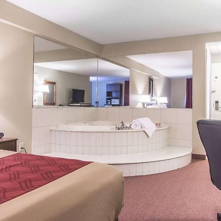 Econo Lodge Orillia Bagian luar foto