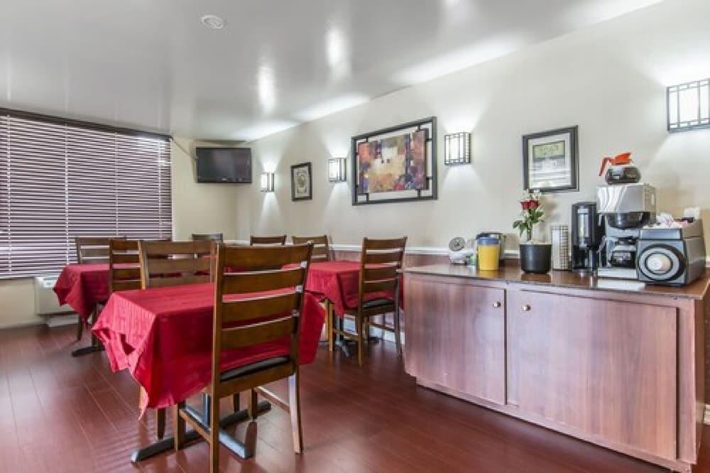 Econo Lodge Orillia Bagian luar foto