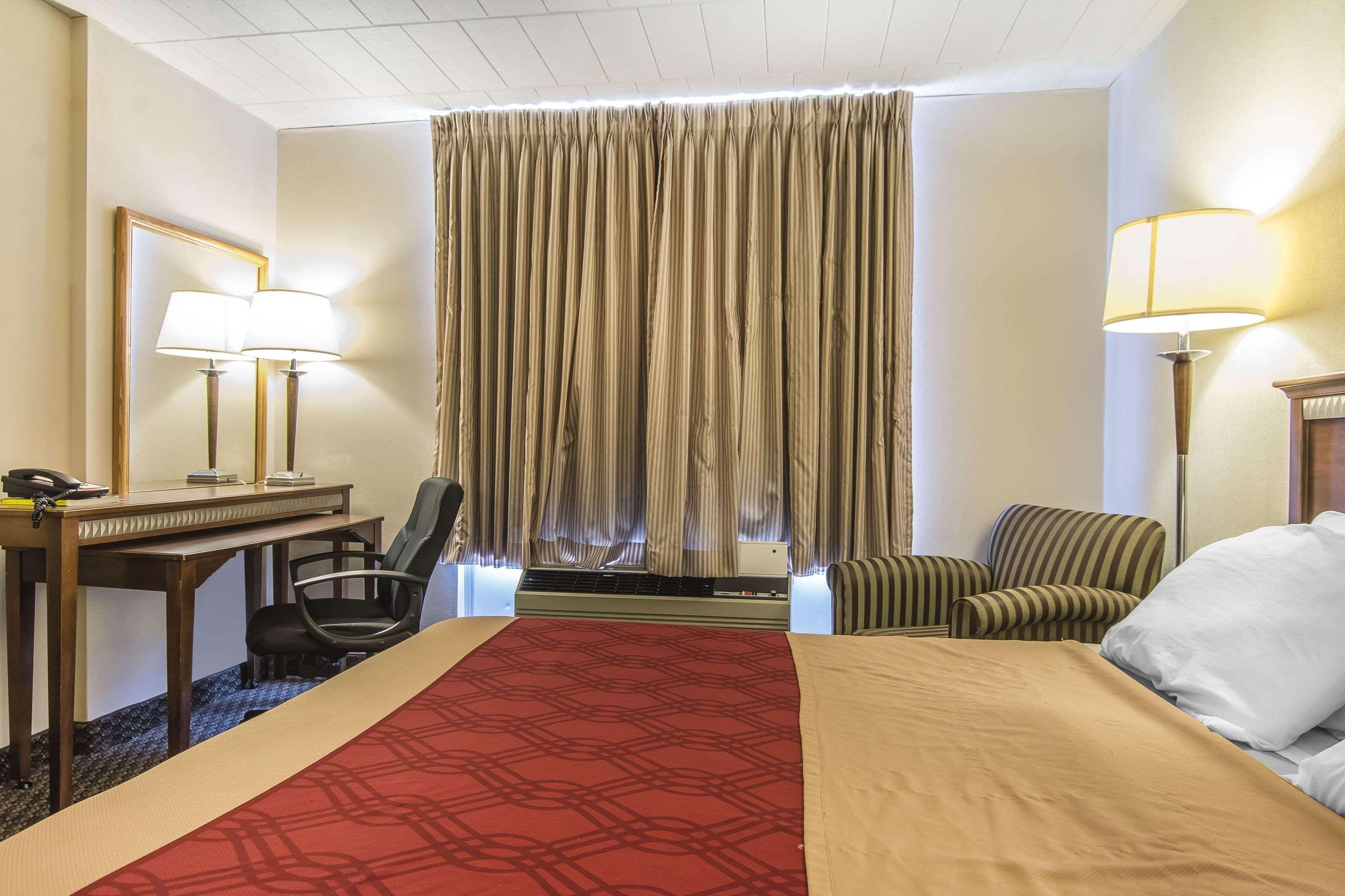 Econo Lodge Orillia Bagian luar foto