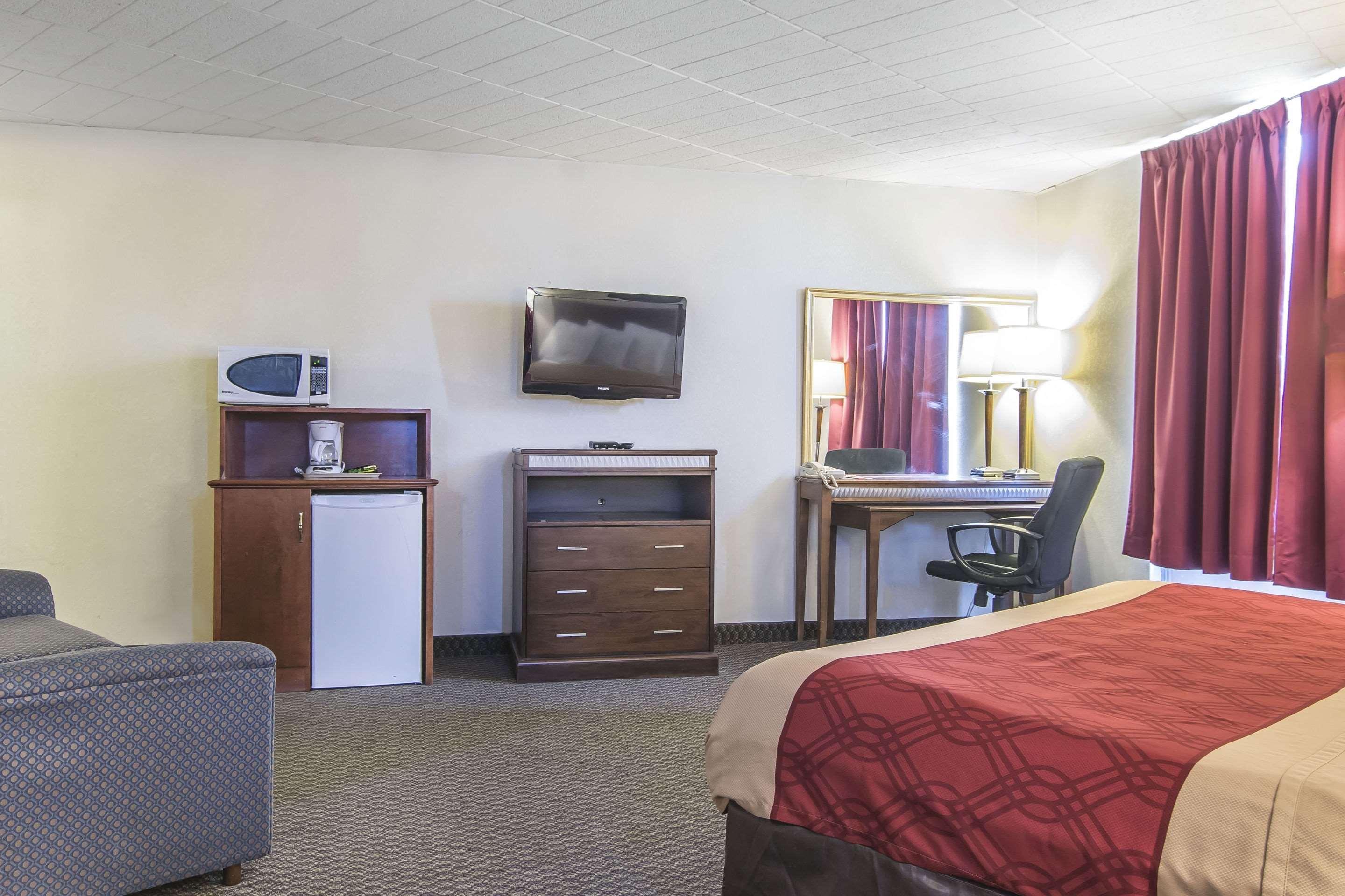 Econo Lodge Orillia Bagian luar foto