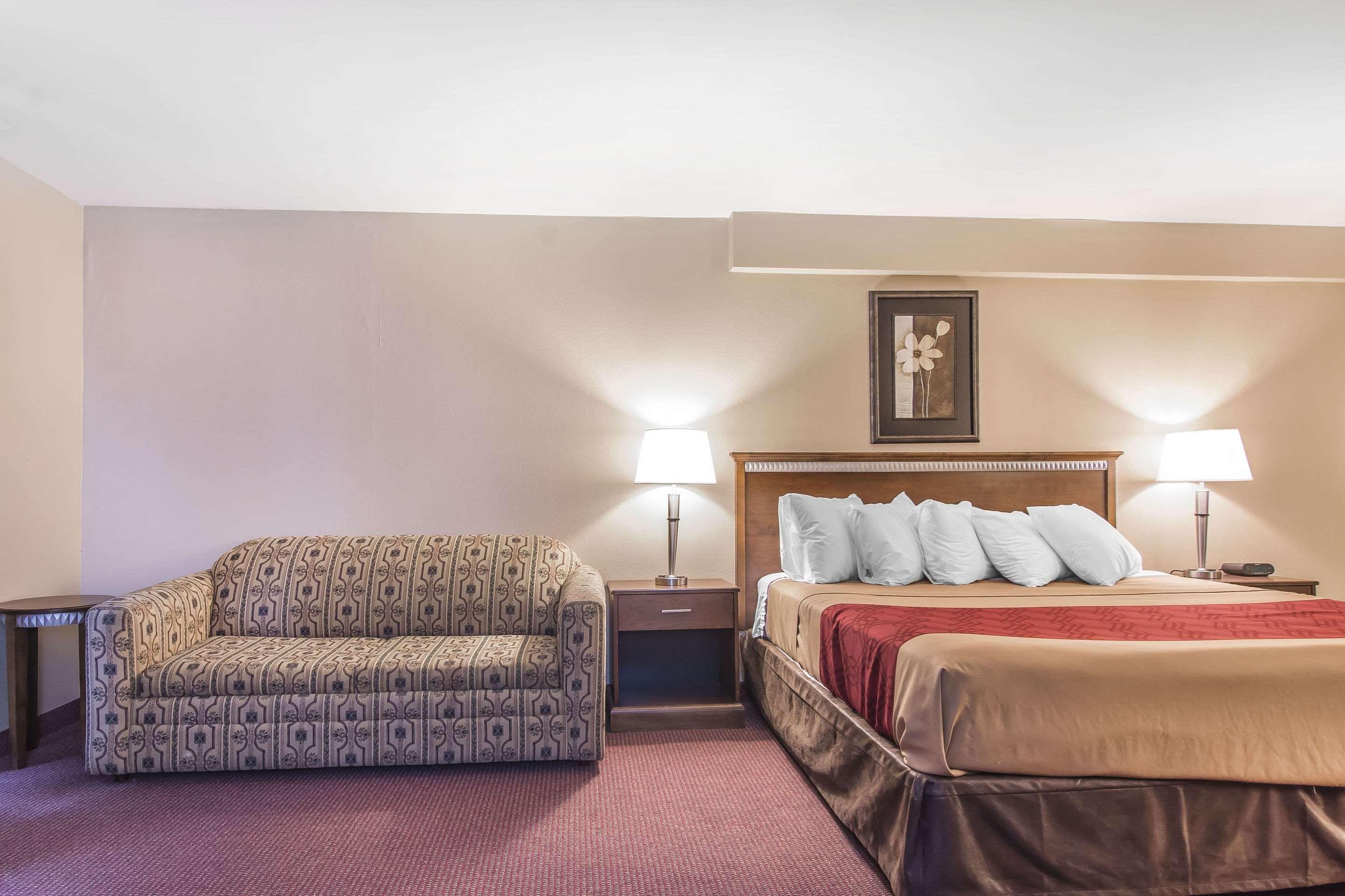Econo Lodge Orillia Bagian luar foto