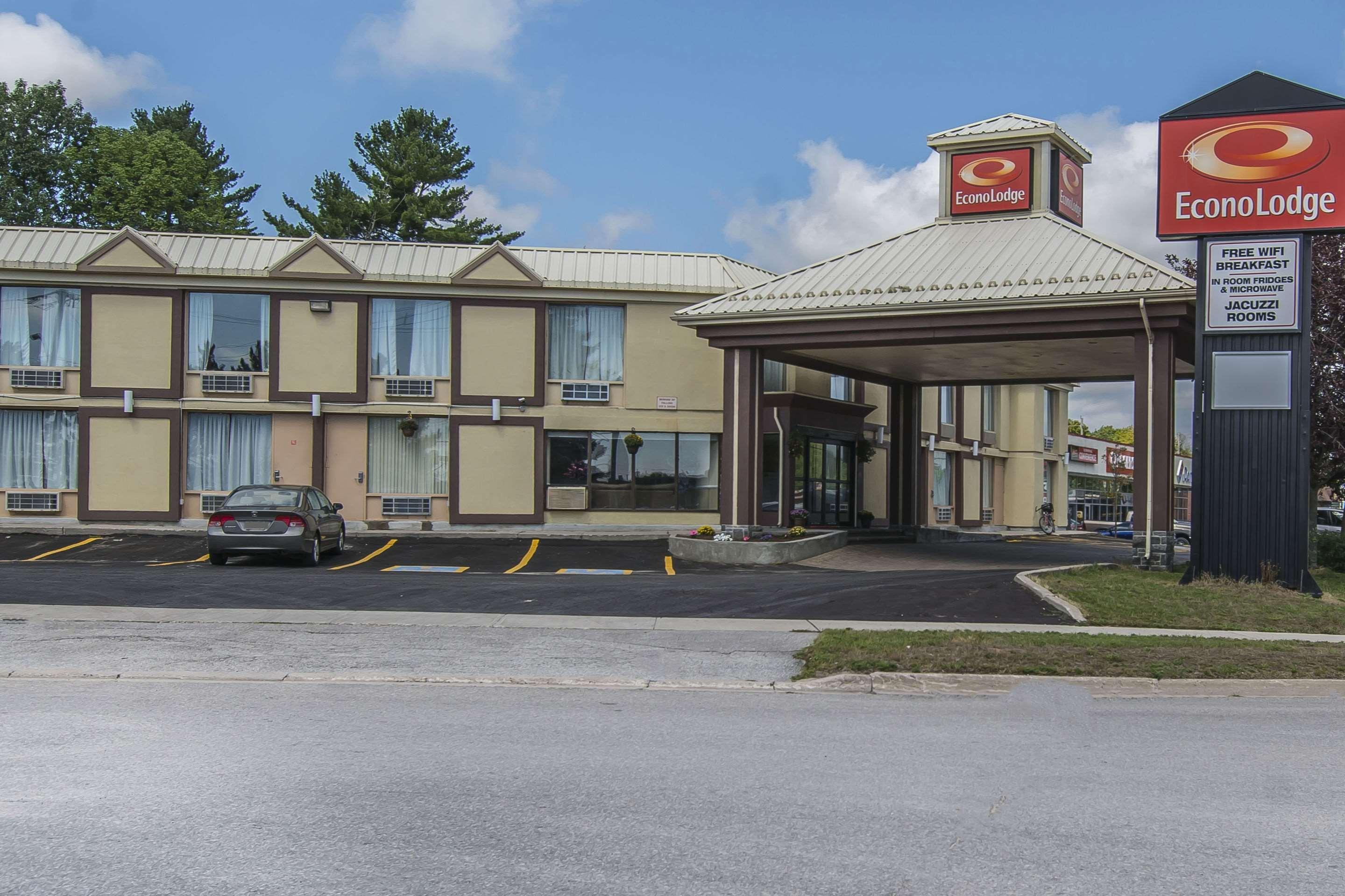 Econo Lodge Orillia Bagian luar foto