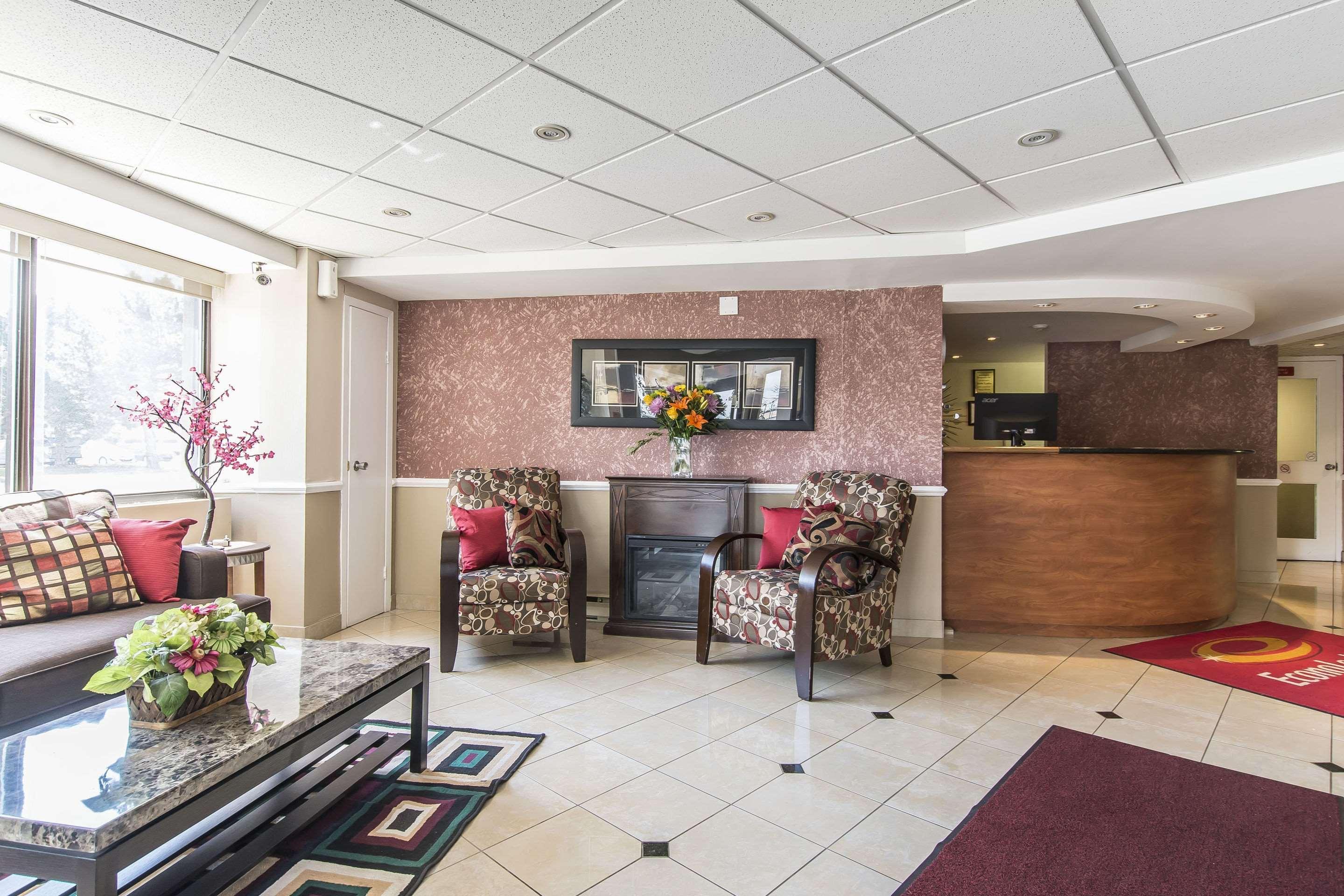 Econo Lodge Orillia Bagian luar foto