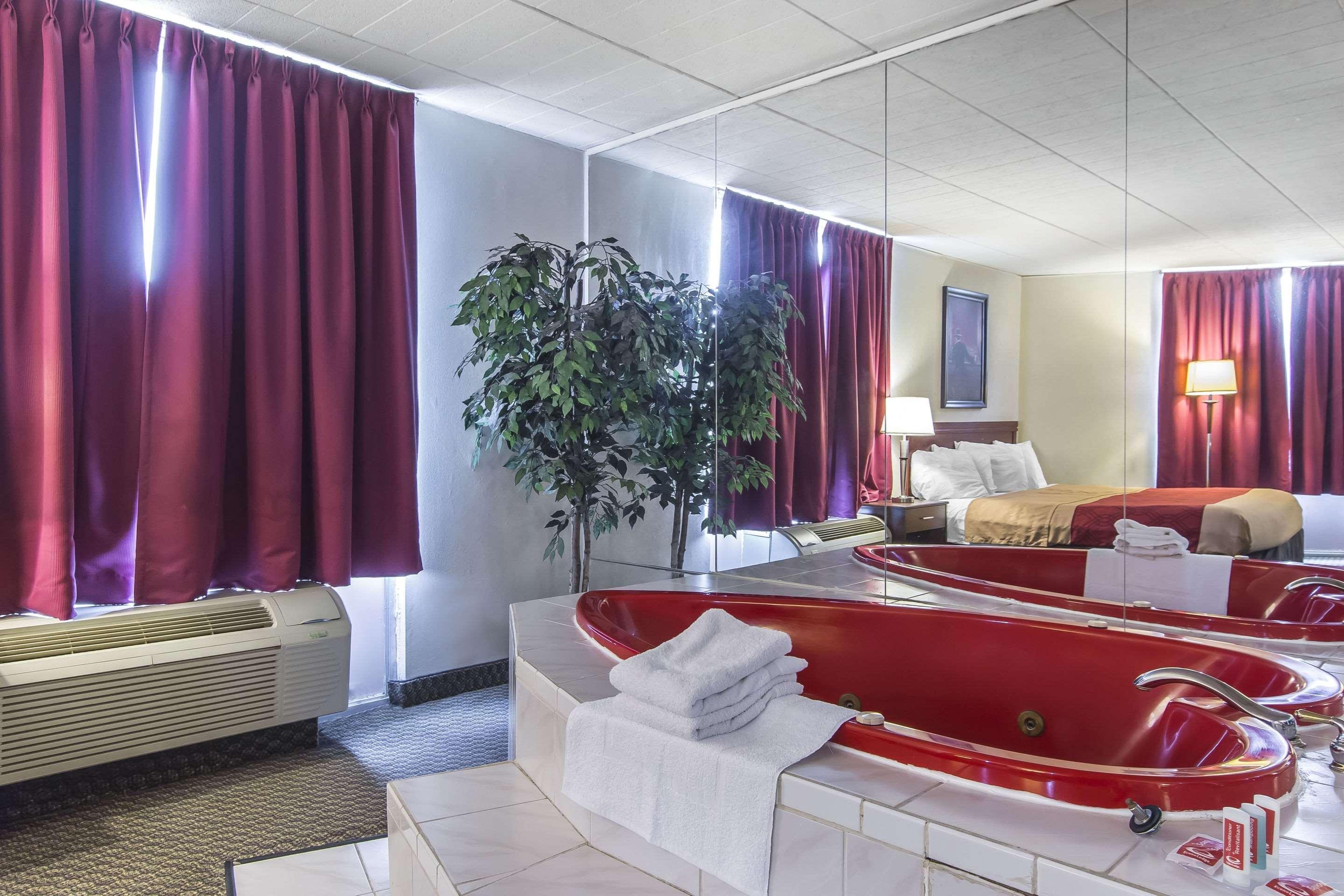 Econo Lodge Orillia Bagian luar foto