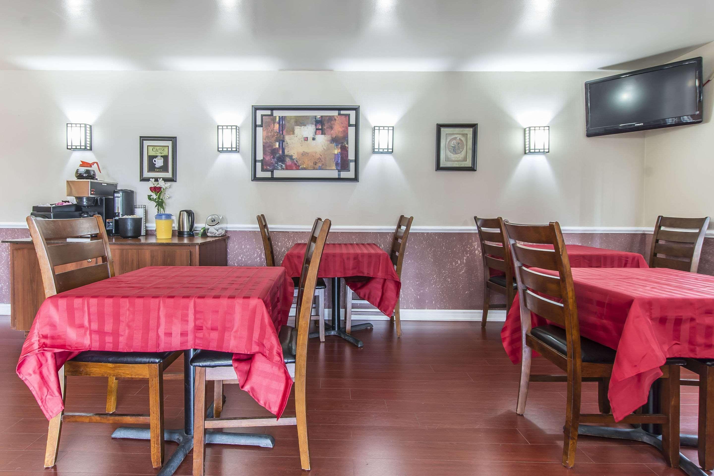 Econo Lodge Orillia Bagian luar foto