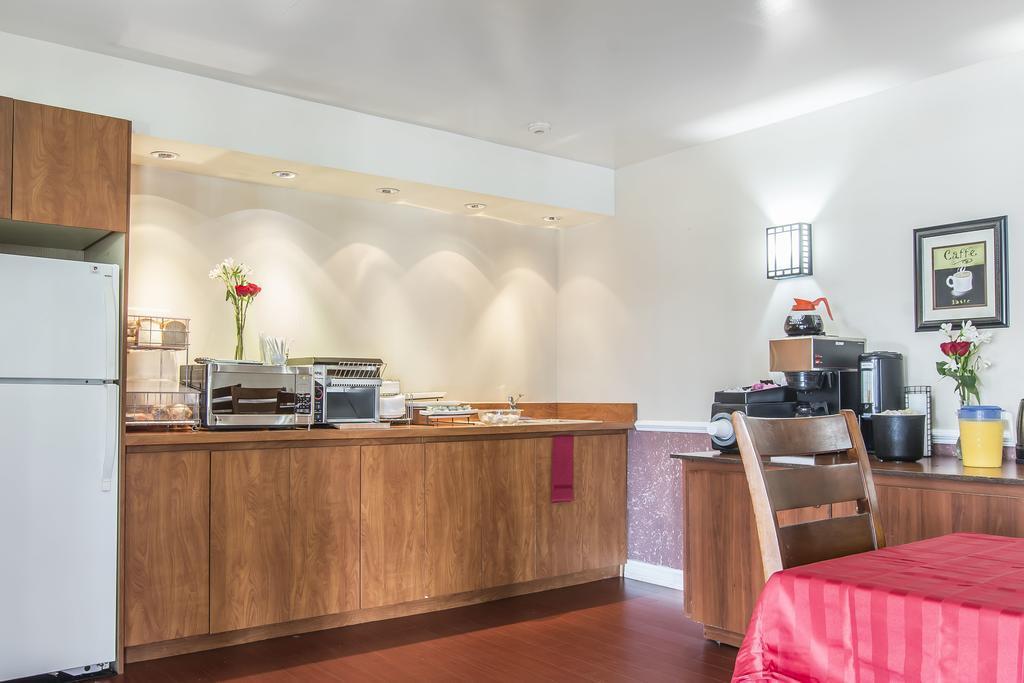 Econo Lodge Orillia Bagian luar foto