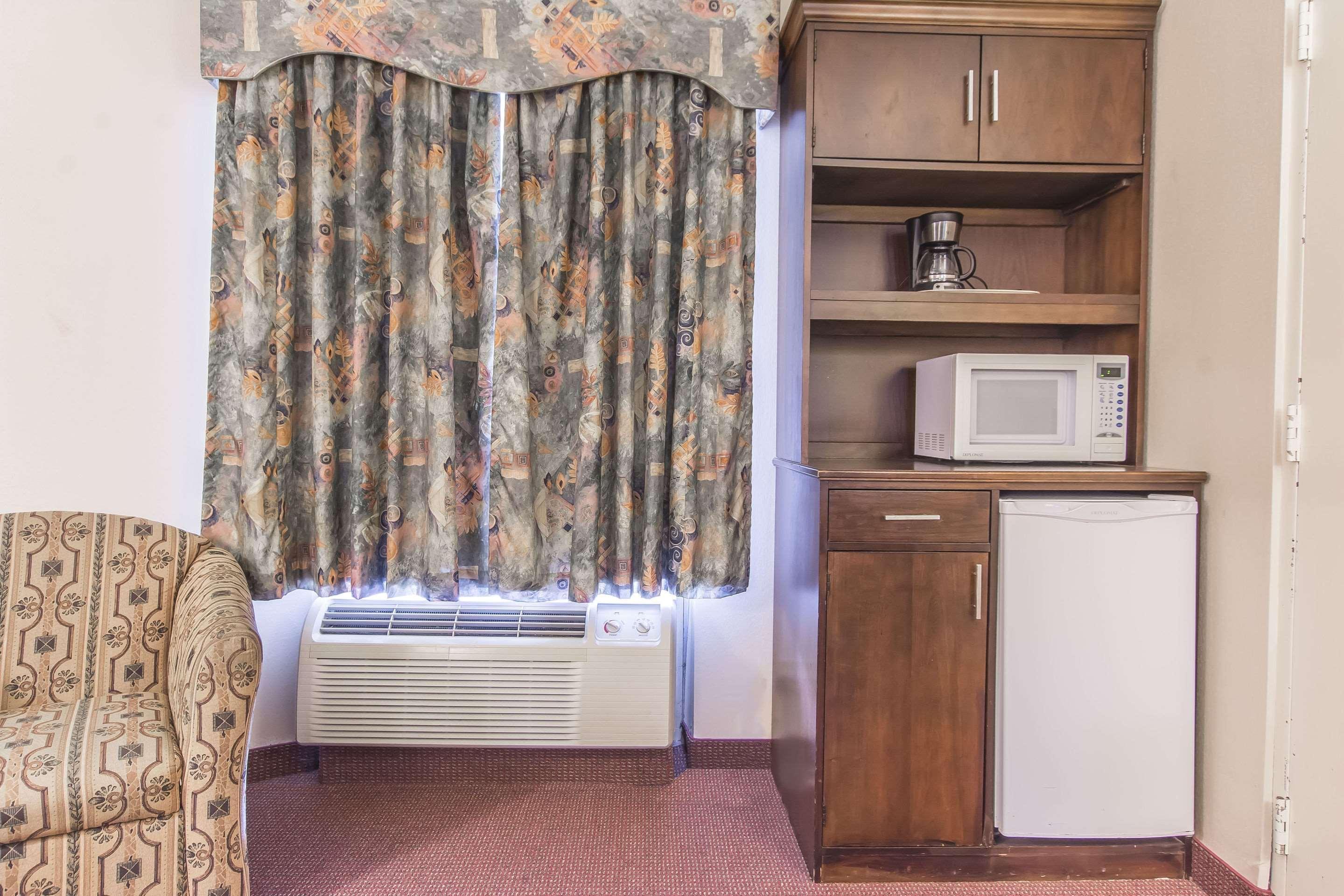 Econo Lodge Orillia Bagian luar foto
