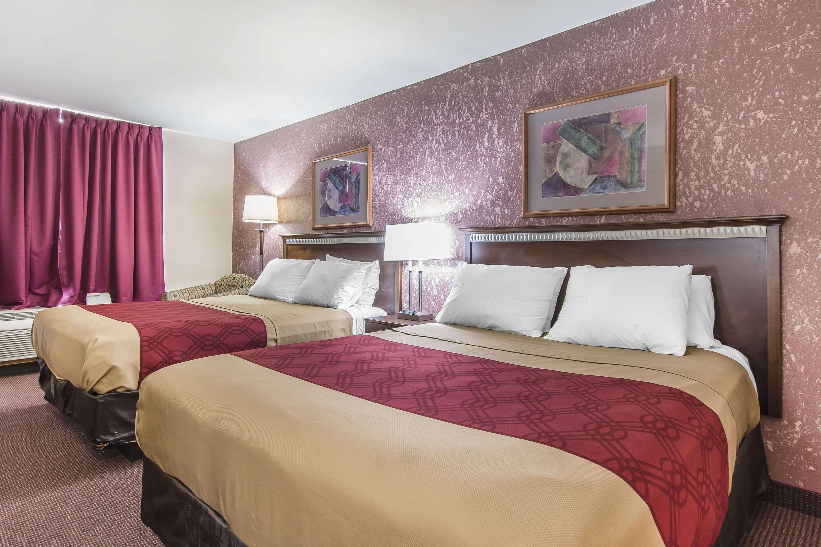 Econo Lodge Orillia Bagian luar foto