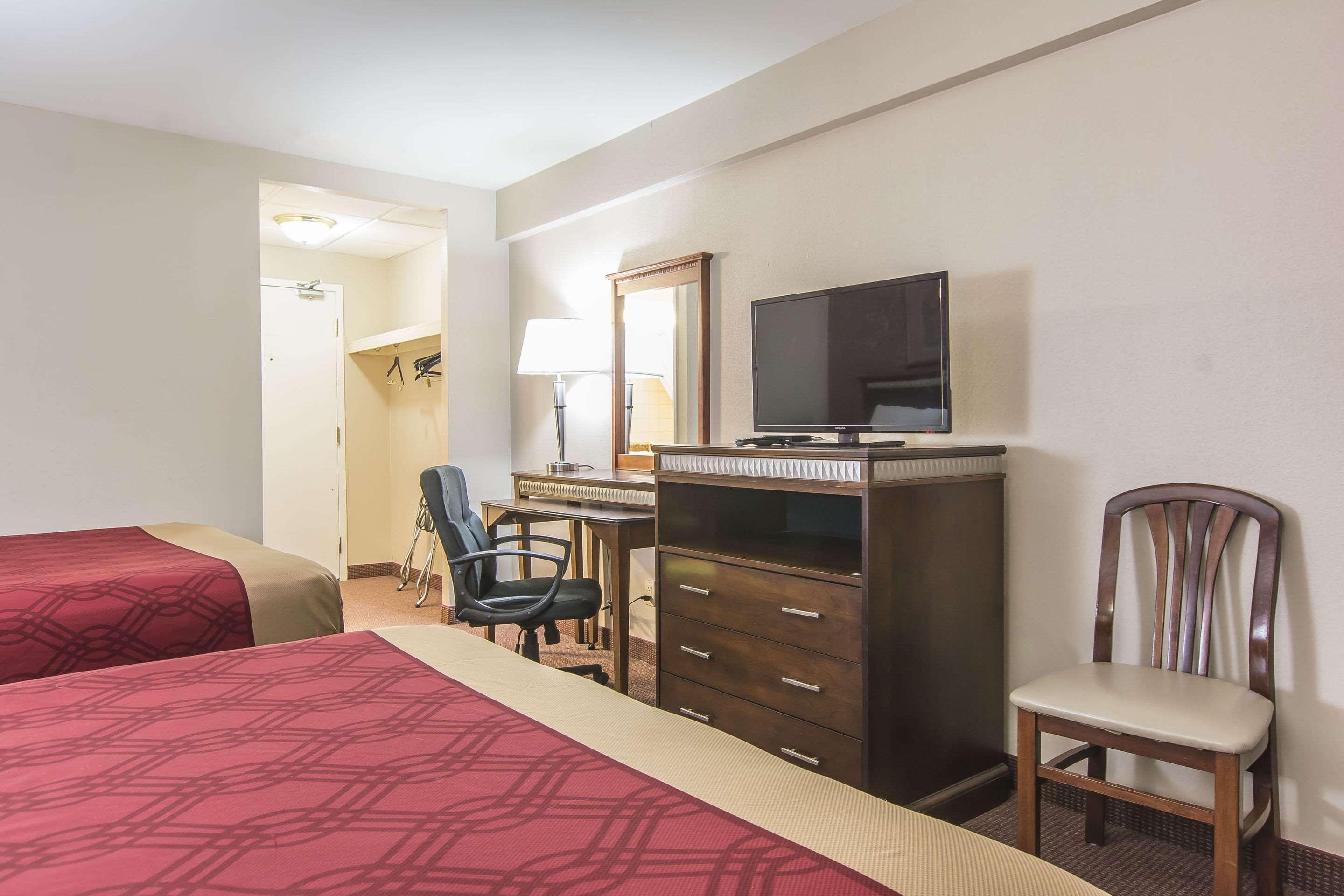 Econo Lodge Orillia Bagian luar foto