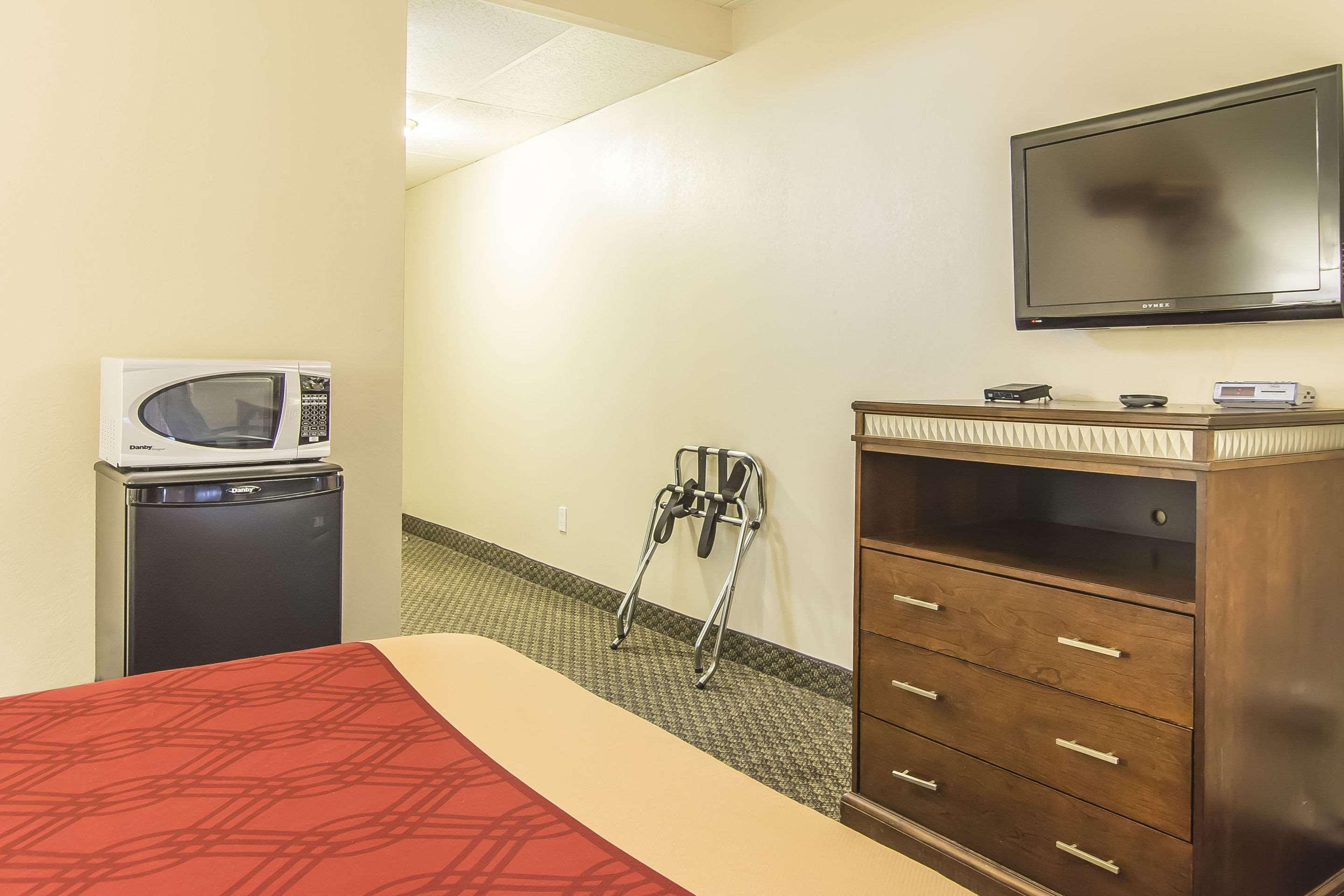 Econo Lodge Orillia Bagian luar foto