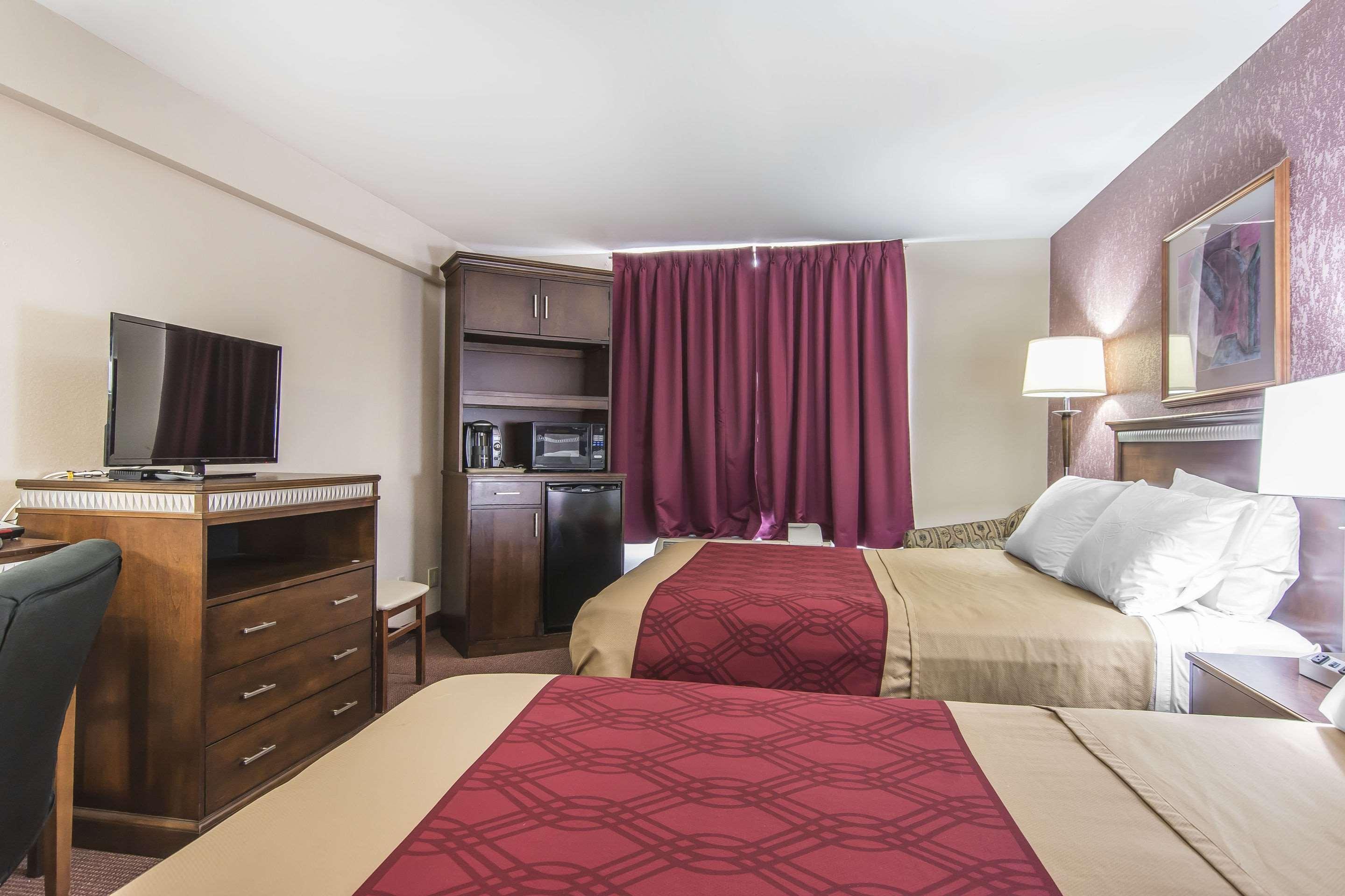 Econo Lodge Orillia Bagian luar foto