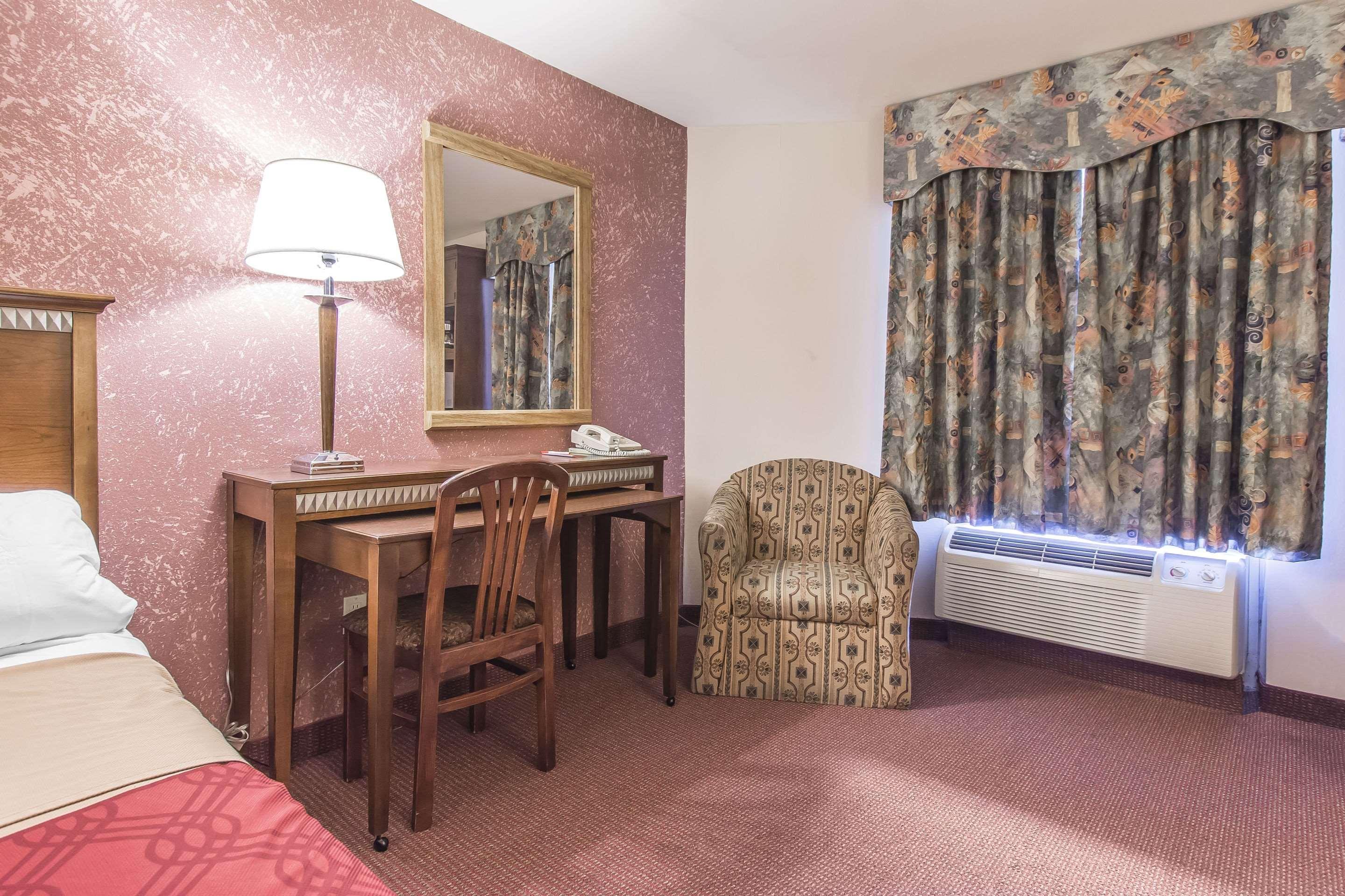 Econo Lodge Orillia Bagian luar foto