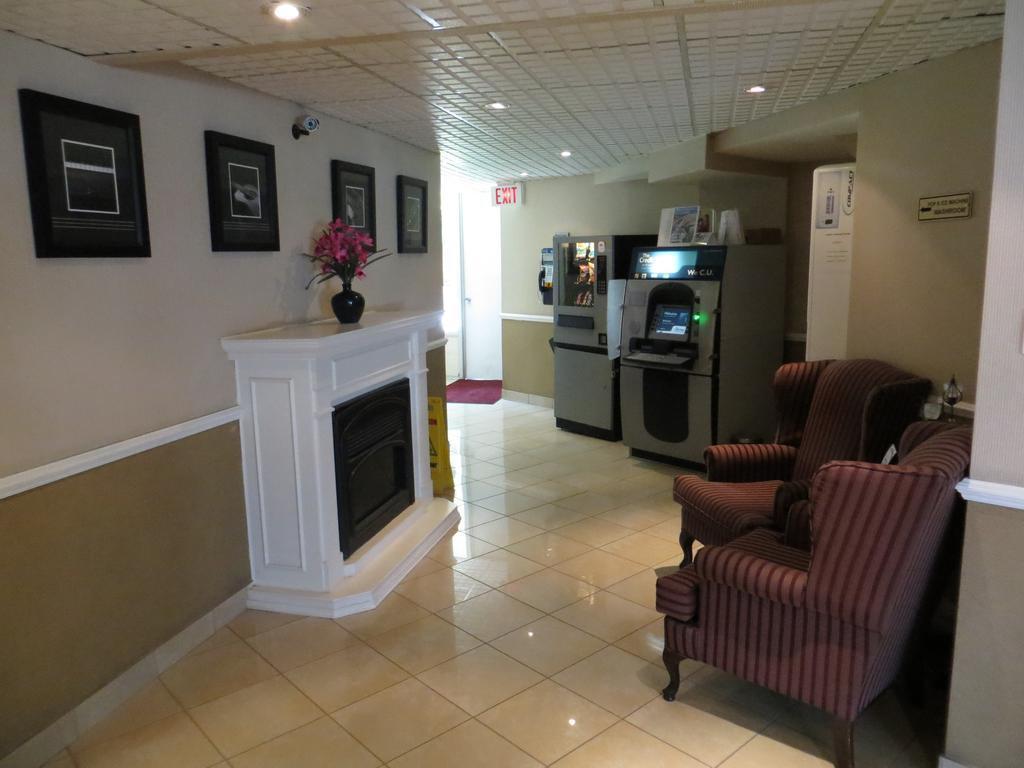 Econo Lodge Orillia Bagian luar foto