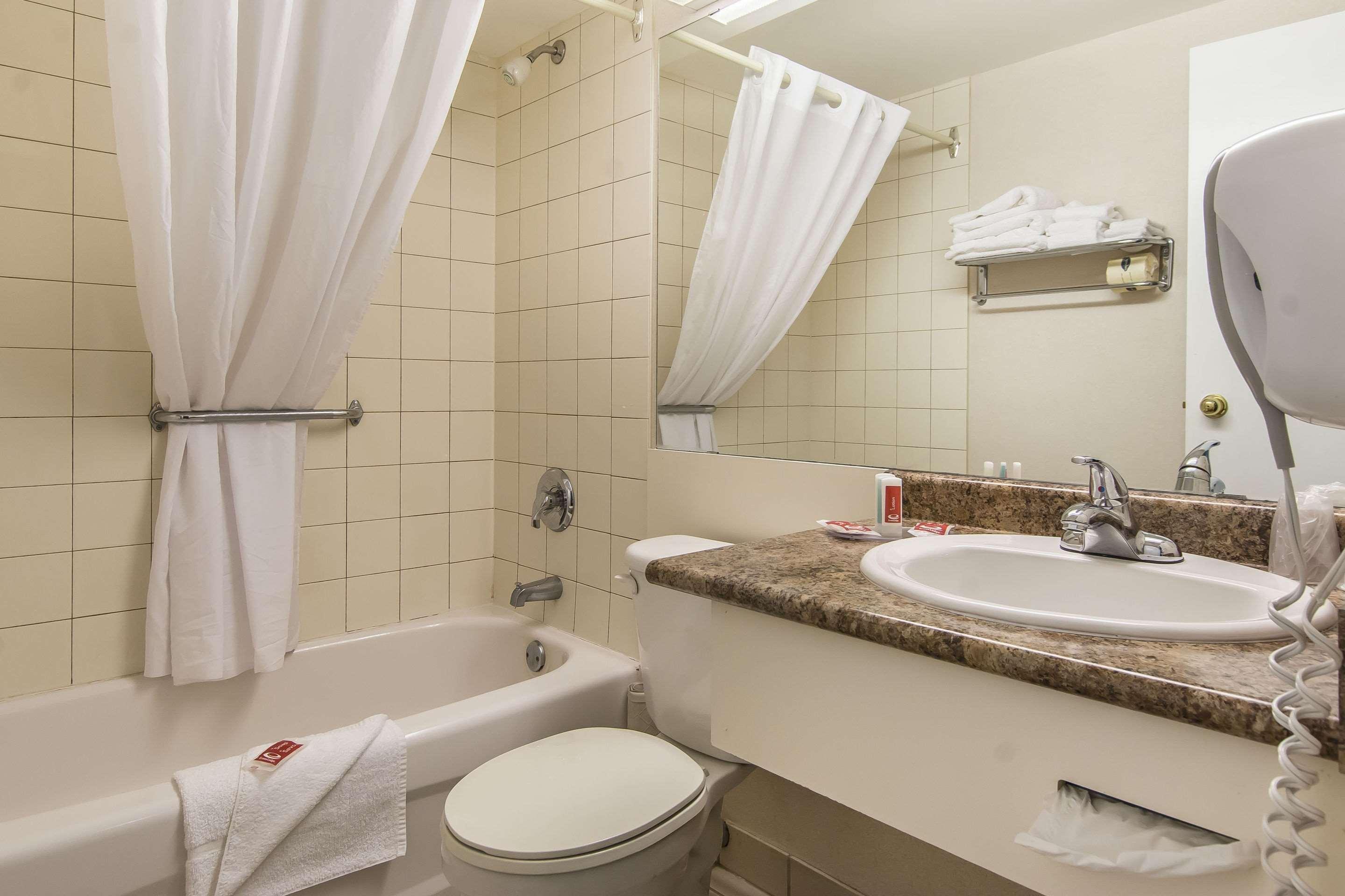 Econo Lodge Orillia Bagian luar foto