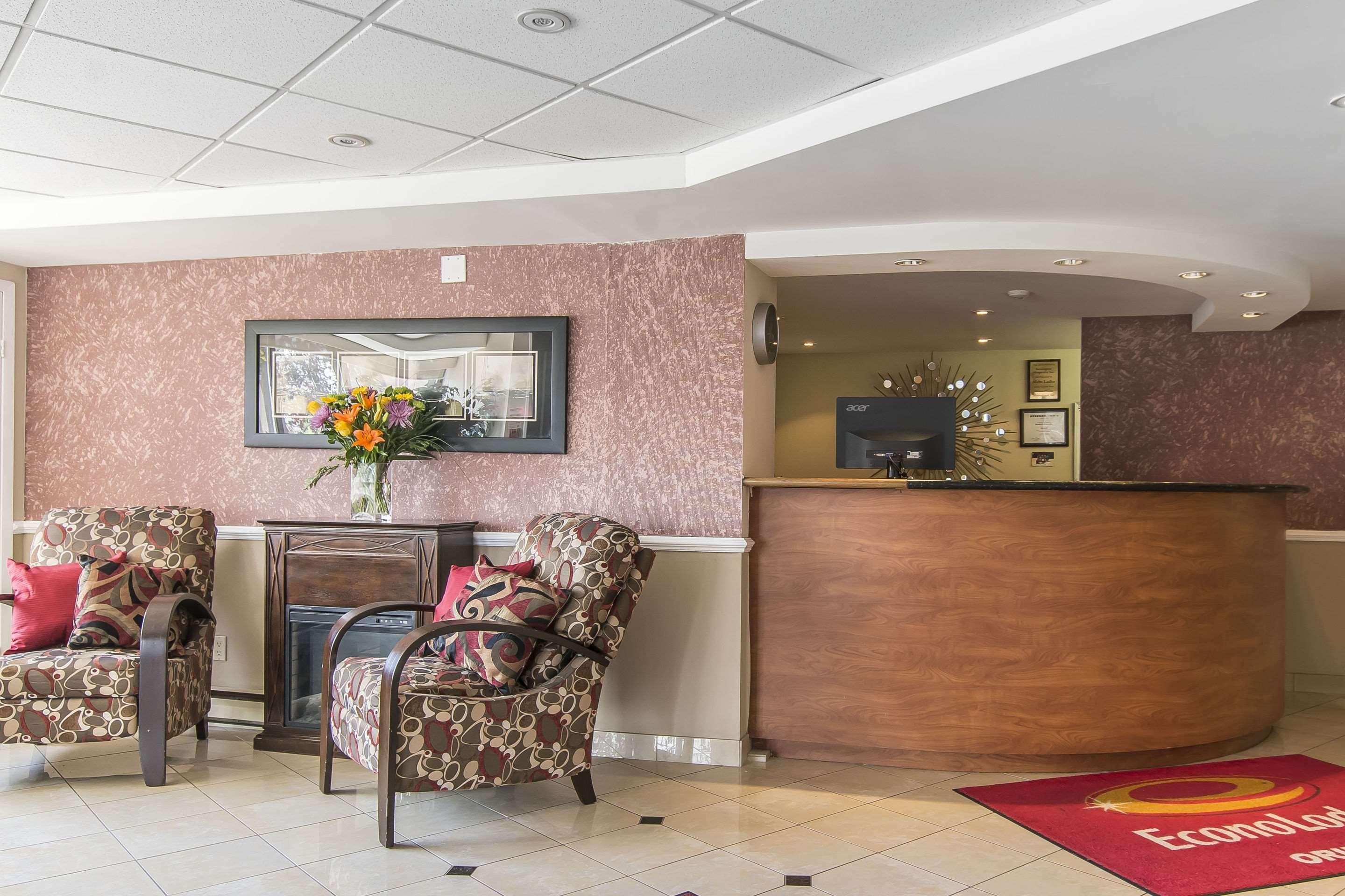 Econo Lodge Orillia Bagian luar foto
