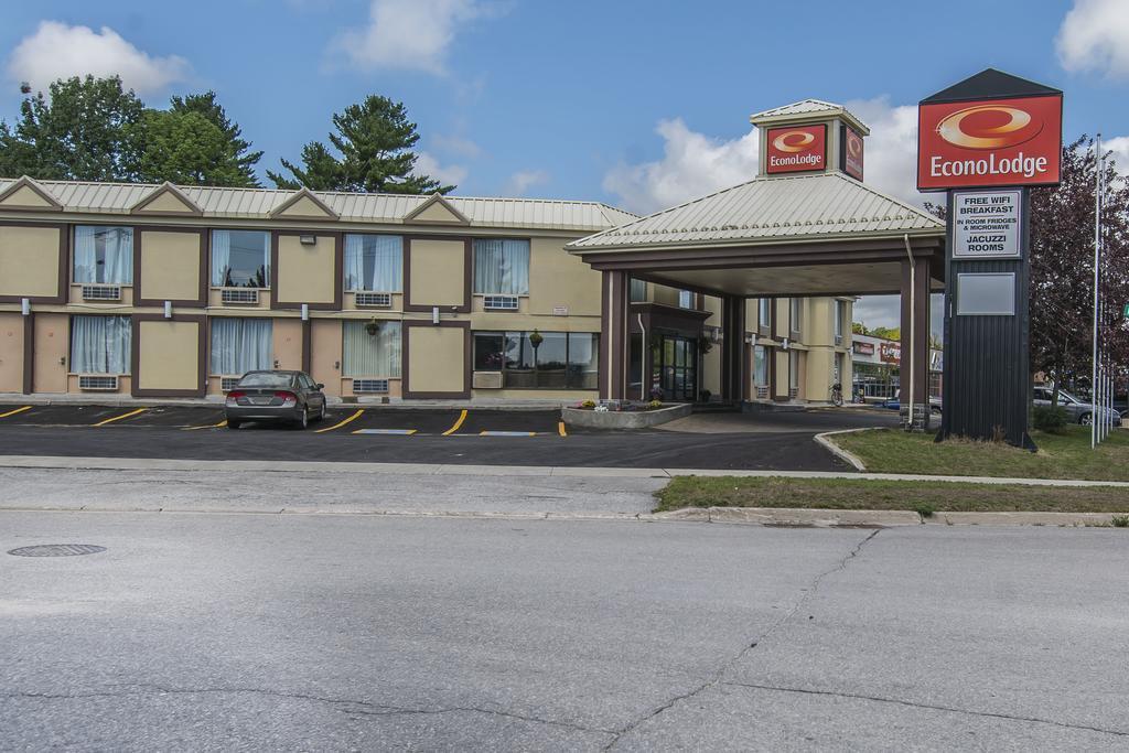 Econo Lodge Orillia Bagian luar foto