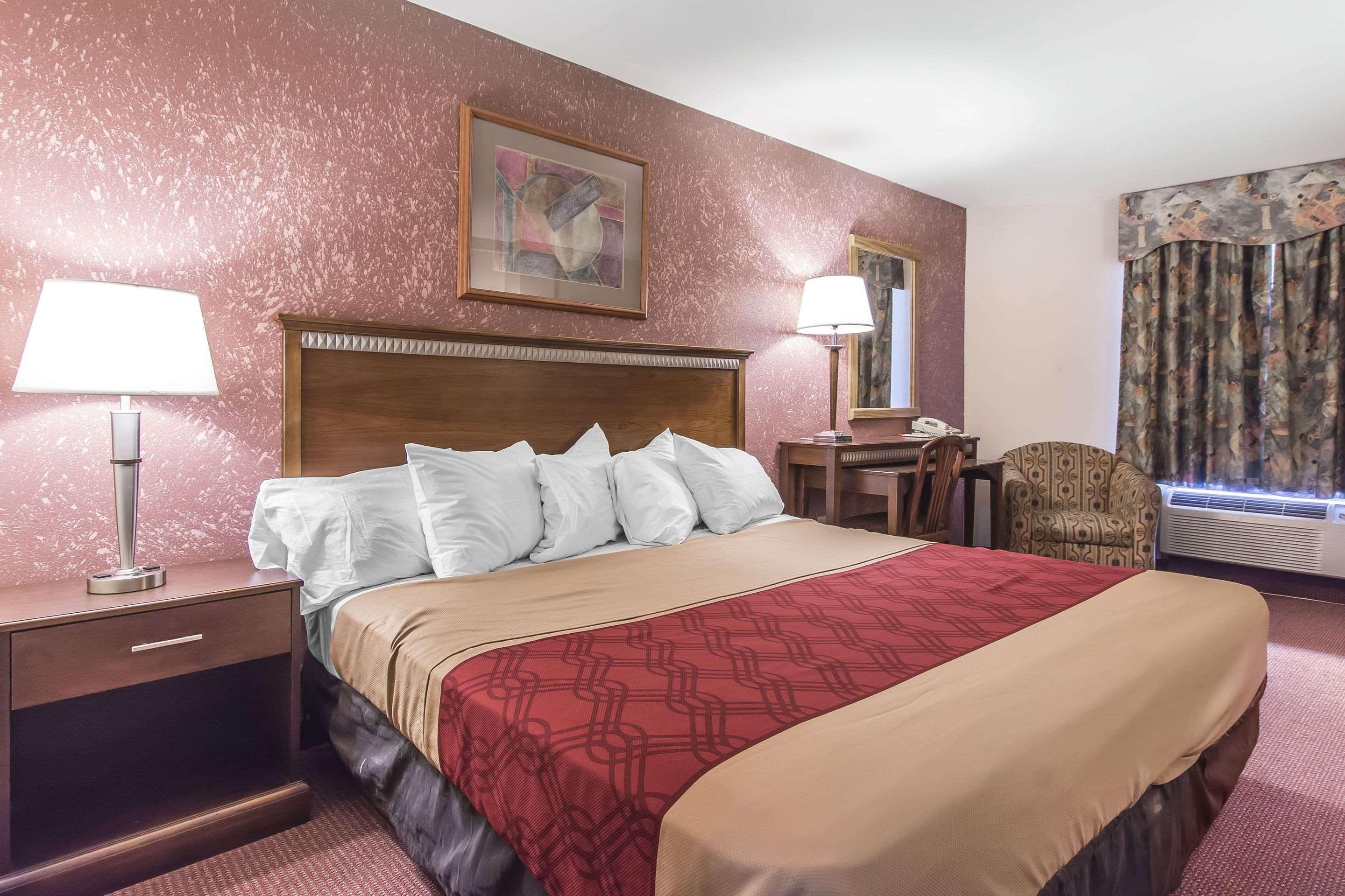 Econo Lodge Orillia Bagian luar foto