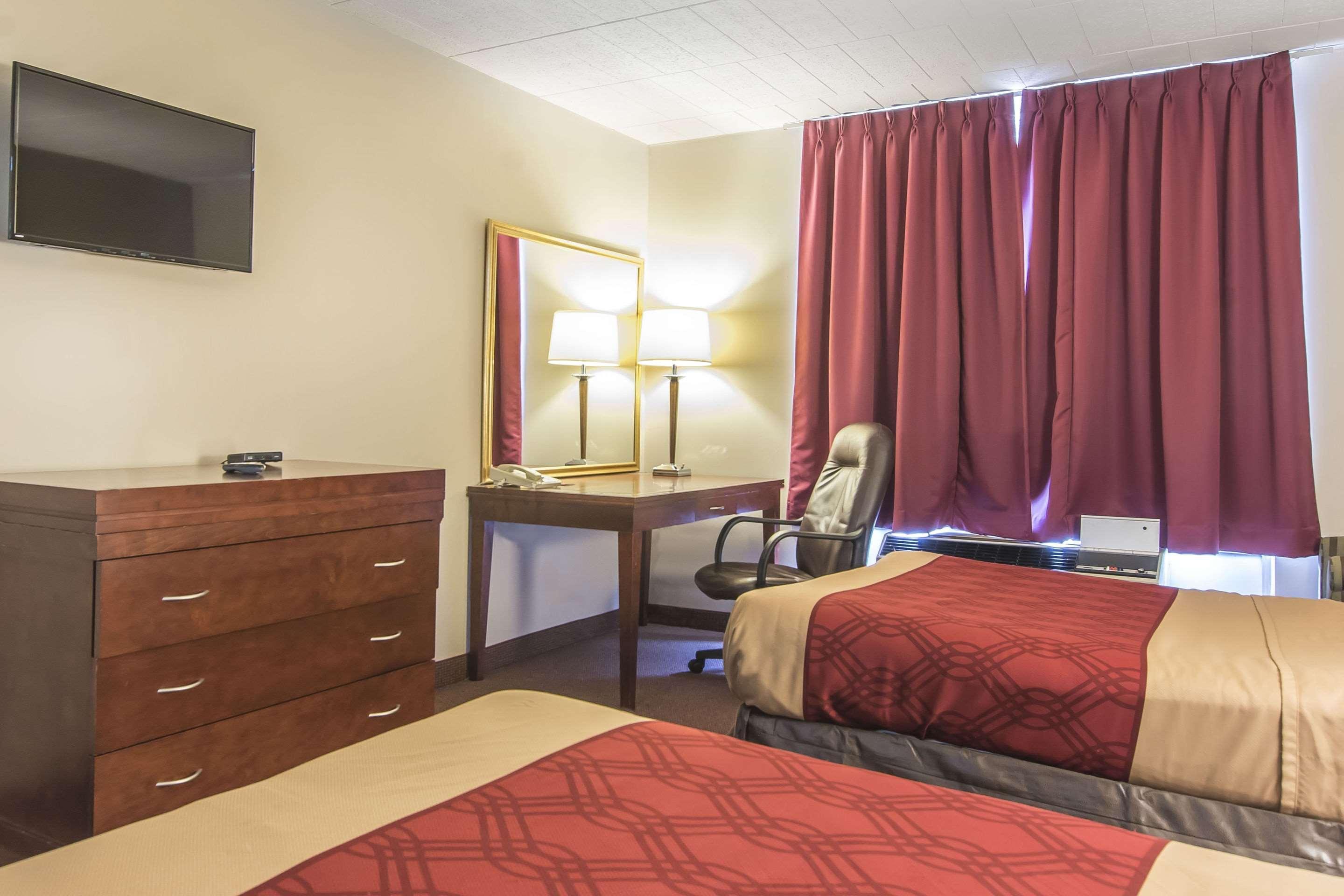 Econo Lodge Orillia Bagian luar foto