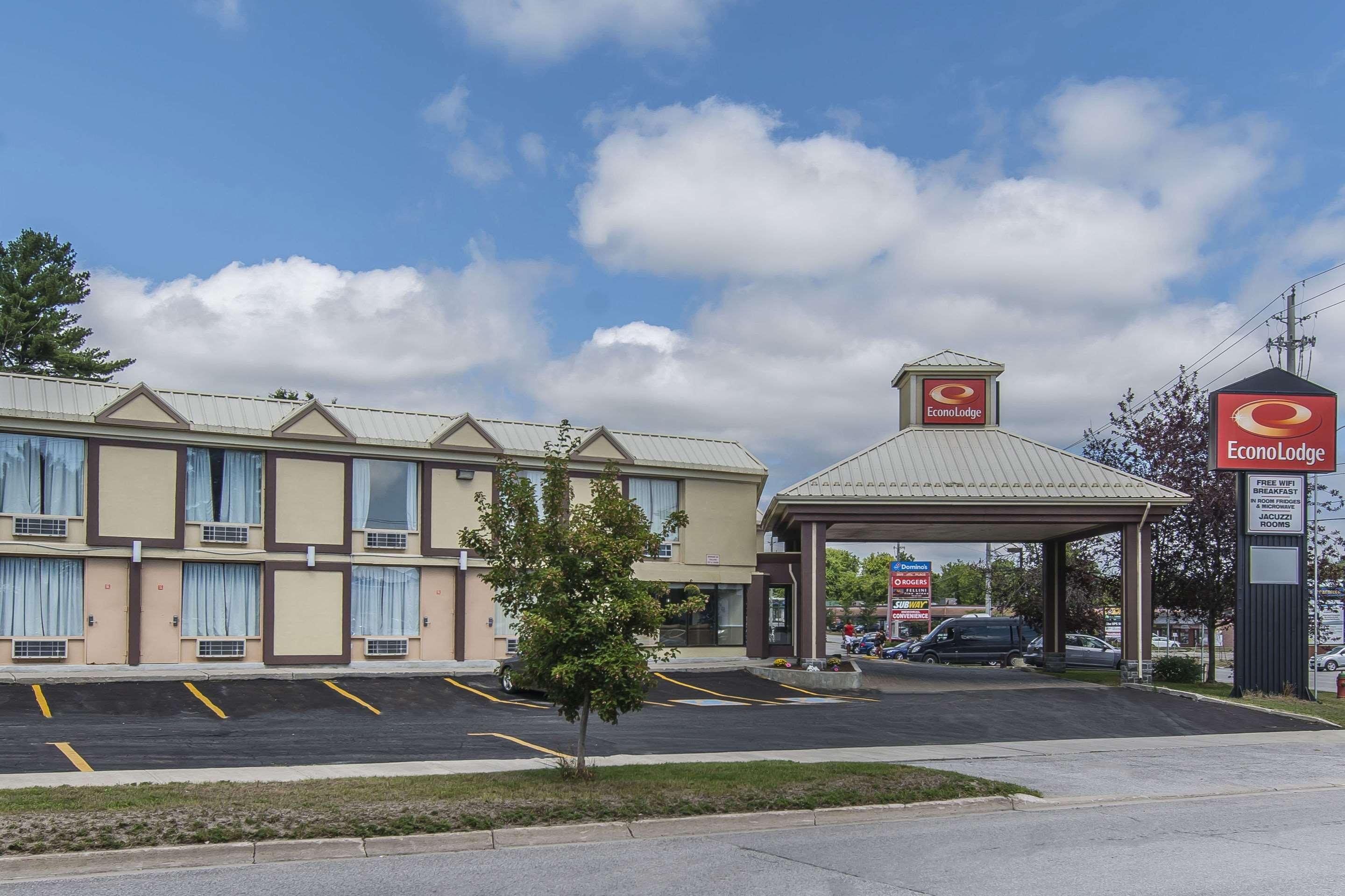 Econo Lodge Orillia Bagian luar foto