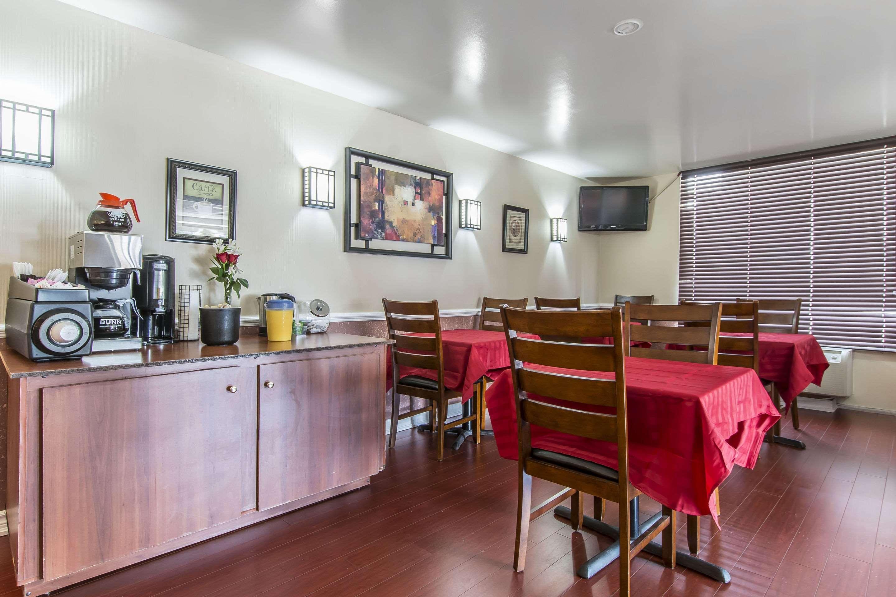 Econo Lodge Orillia Bagian luar foto