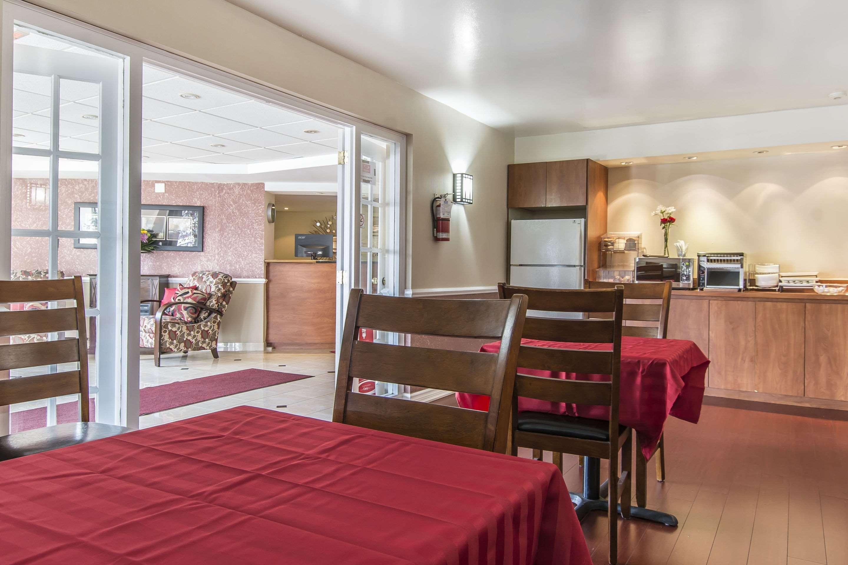 Econo Lodge Orillia Bagian luar foto