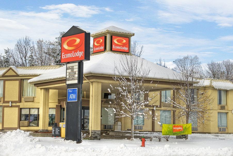 Econo Lodge Orillia Bagian luar foto