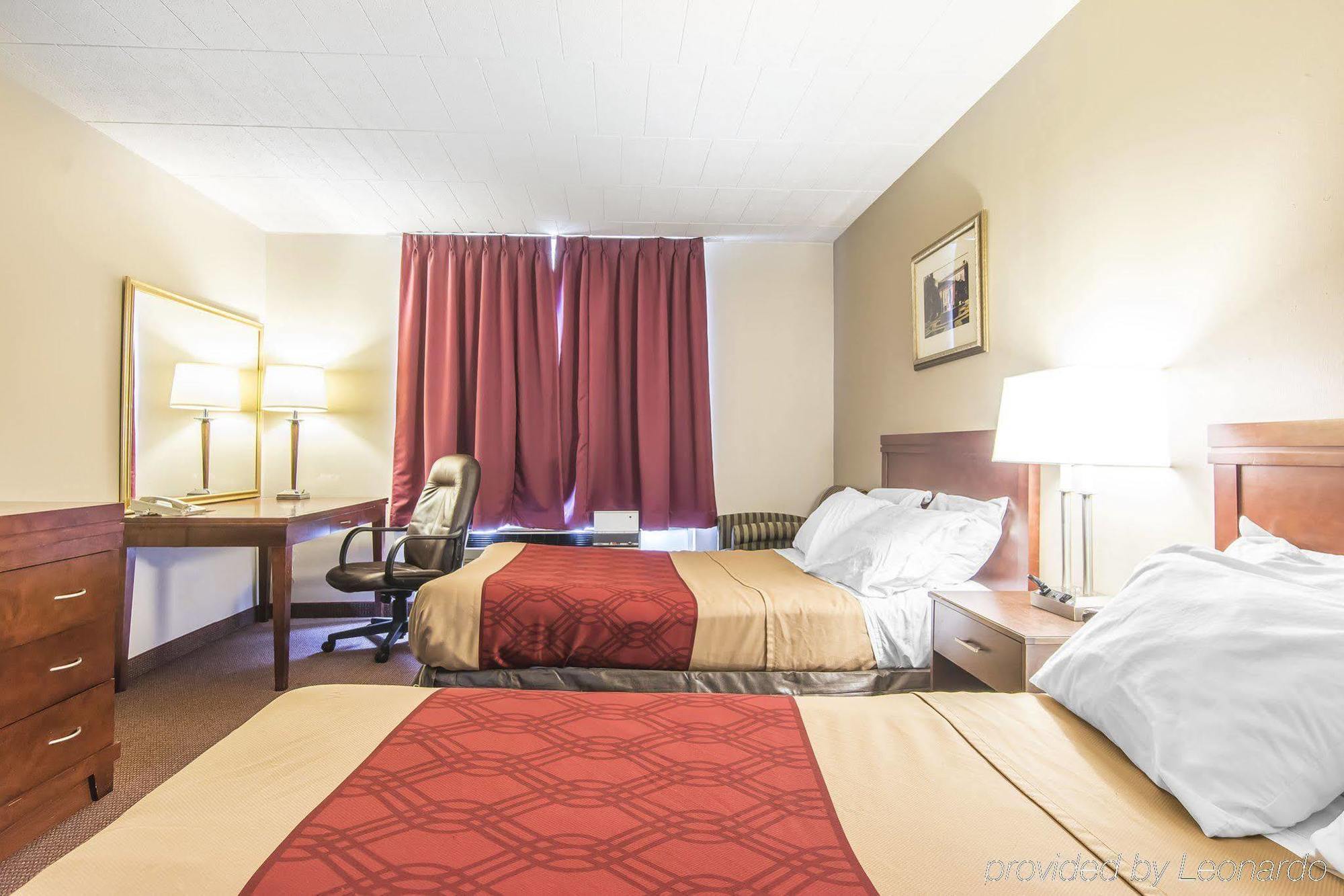 Econo Lodge Orillia Bagian luar foto