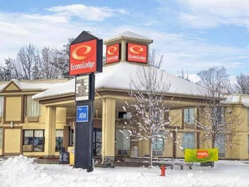 Econo Lodge Orillia Bagian luar foto