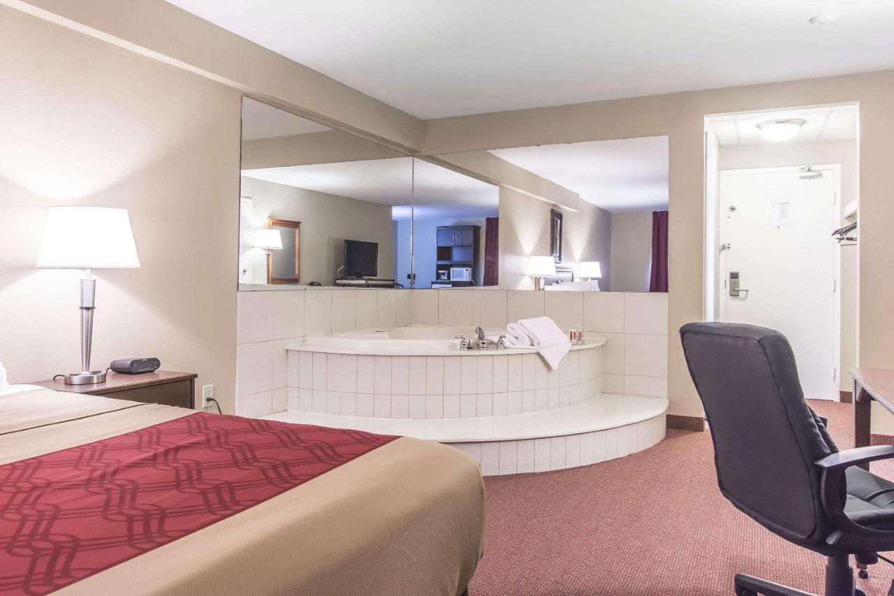 Econo Lodge Orillia Bagian luar foto